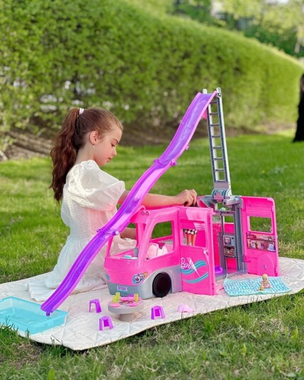 Barbie Dreamcamper Lekebil Med Basseng Og 60 Tilbehør