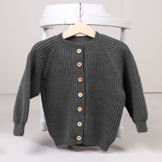 Bluum Strikkejakke Noah Grå melert garnpakke i Soft Merino Ull