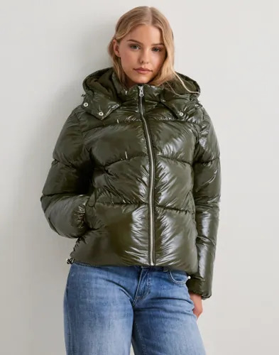 Nelly Grønn Everyday Shiny Puffer Jacket Nelly Grønn Everyday Shiny Puffer Jacket