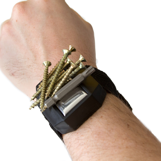 Armbånd med magnet hjelper å holde orden på skruer og borbits