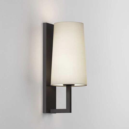 Astro Lighting Riva 350 vegglampe IP44 - Matt Svart/Hvit skjerm