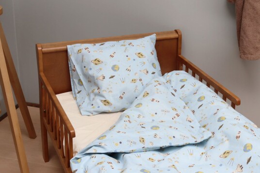By Mats Sengetøy til baby 70x100 cm - Blå med rommotiver - Sengesett i 100 % bomull By Mats Sengetøy til baby 70x100 cm - Blå med rommotiver - Sengesett i 100 % bomull