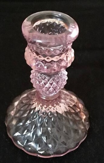 Lysestake i riflet glass rosa Lysestake i riflet glass rosa