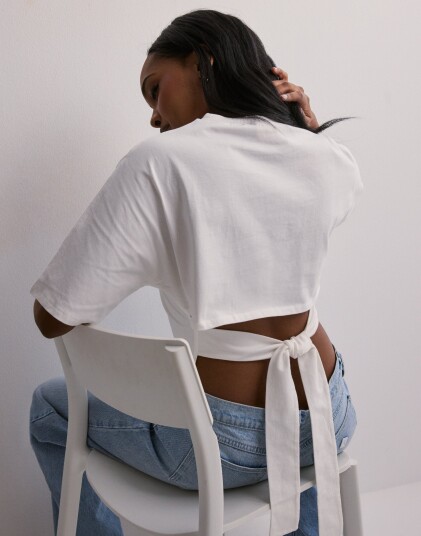 Nelly Hvit Open Back Tie Tee