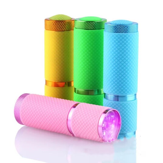 Uv-ficklampa perfekt för att torka och härda ditt nagellack