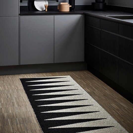 Pappelina Vivi teppe 70x250 cm black / vanilla