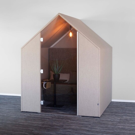 The Hut med frontskjermer og dør
