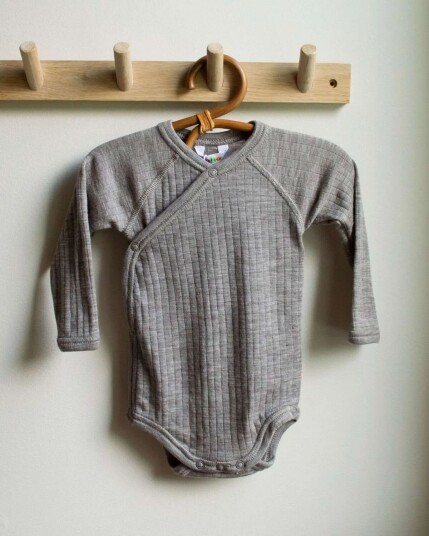 Joha Ull Omslagsbody Baby - 100% Merino - Sesam Melange Joha Ull Omslagsbody Baby - 100% Merino - Sesam Melange