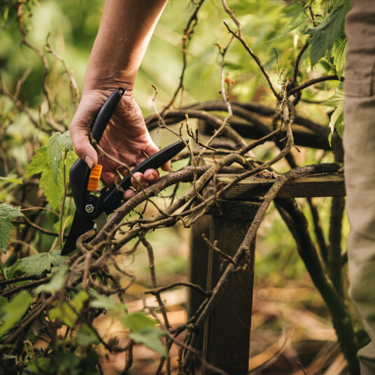 FISKARS SINGLESTEP BESKJÆRINGSSAKS SS P26