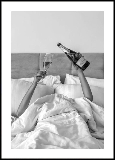 Woman Drinking Wine in Bed Plakat Plakat / 30x40cm