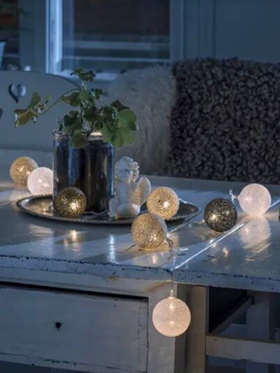 Trendcollection Slynge med sorte og hvite baller Trendcollection Slynge med sorte og hvite baller