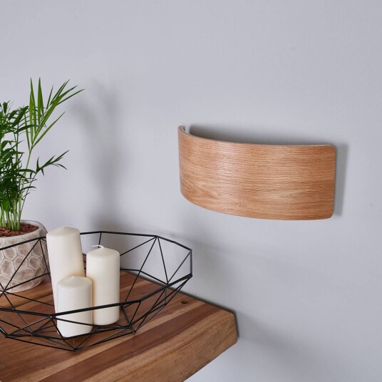 Lindby Attraktiv vegglampe Rafailia i tre, med LED-lys