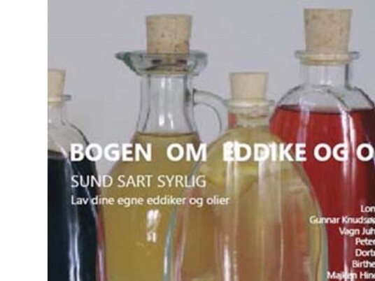 Bogen Om Eddike Og Olie | Lone Hindø, Gunnar Knudsøø Jensen, Vagn Juhl-Larsen, Peter Aarslev, Dorte Damm, Birthe Aarslev Og Majken Hindø (Red.) | Språk: Dansk