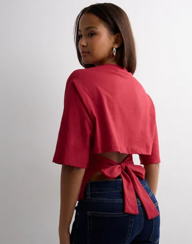 Nelly Rød Open Back Tie Tee