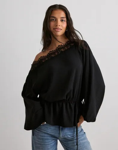 Nelly Svart Slouchy Lace Blouse
