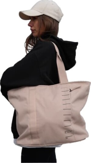 Db Essential Tote Svart Bæreveske 20L til Daglig Bruk Db Essential Tote Svart Bæreveske 20L til Daglig Bruk