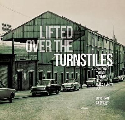 Lifted Over The Turnstiles: Scotland'S Football Grounds In The Black & White Era Av Steve Finan