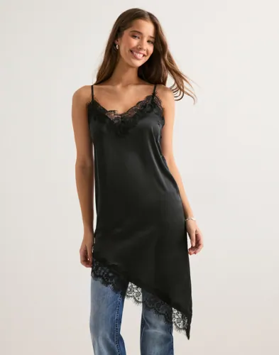 Pieces   Svart   Pcnomi Strap Satin Lace Dress Wvn D