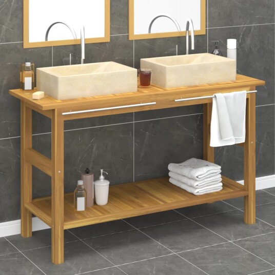Baderomshylle med kremhvite marmorvasker heltre teak