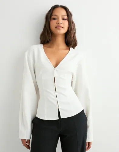 Nelly Hvit Shaped Button Blouse