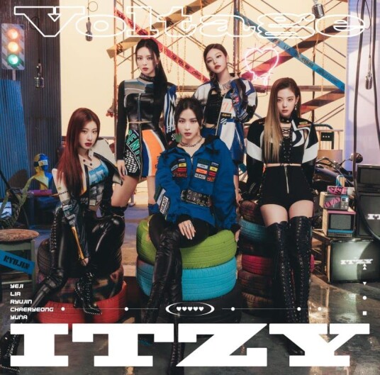ITZY Voltage (Standard Edition) CD ITZY Voltage (Standard Edition) CD