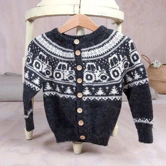 Bluum Strikkejakke Traktor Koks melert garnpakke i Pure Eco Baby Wool