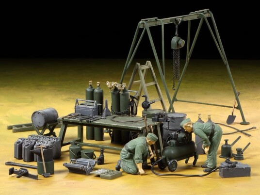 Tamiya 1/35 German Field Maintenance Team and Equipment Set