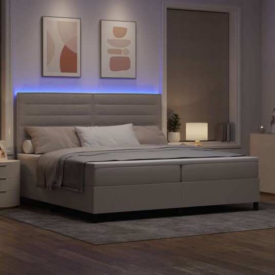 Boksfjær seng med madrass & LED taupe 200x200 cm Stoff