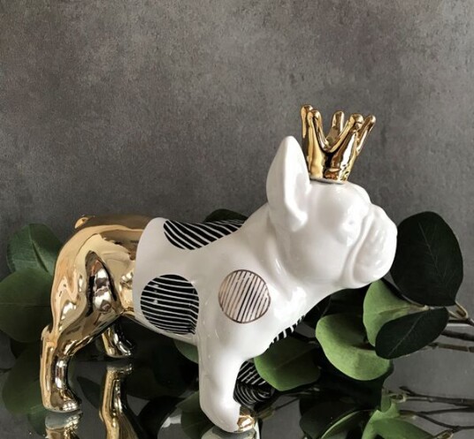 Figur Bulldog hvit med gullkrone stående