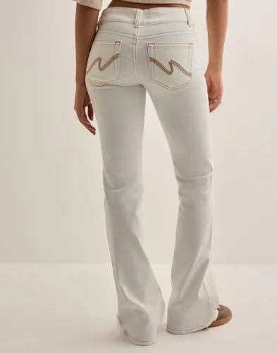 Nelly Hvit Low Waist Bootcut Stitch Jeans