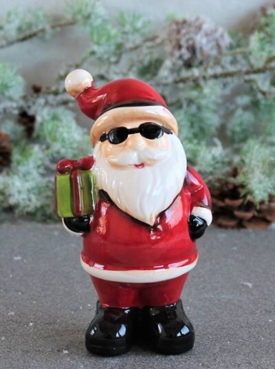 Julefigur Nisse med solbriller og presang
