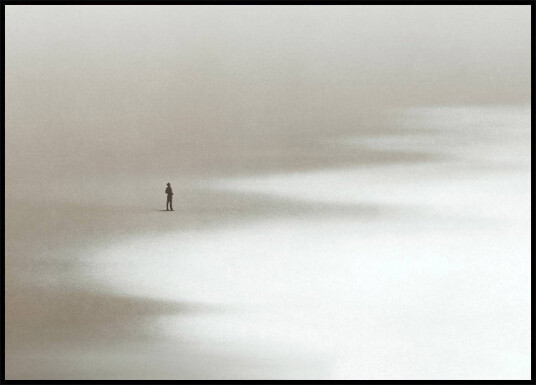 Lonely Man Walking the Beach Plakat Plakat / 70x100cm