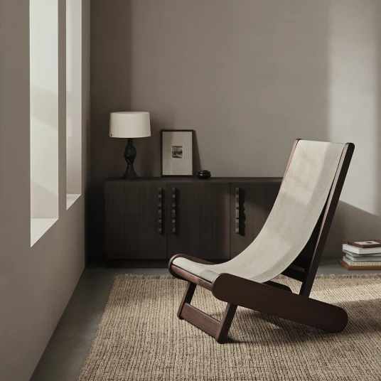 Ferm Living Hemi Lounge stol Dark Stained/Natural Ferm Living Hemi Lounge stol Dark Stained/Natural