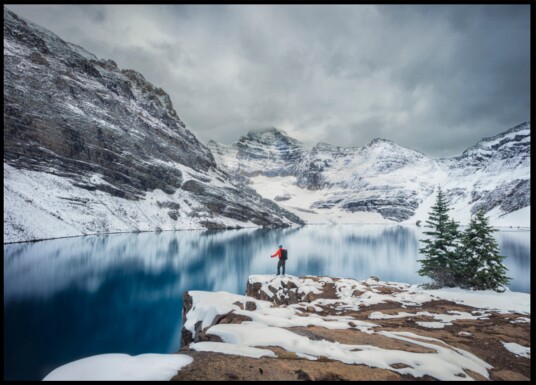 Hiker At Snowy Lake Plakat / 70x100