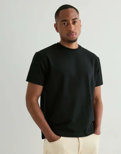 Que Sera Sera Sam Slim Tee Kortermede t shirts Svart