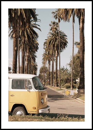 Vintage Yellow Van Among California Palm Trees Plakat Plakat / 100x150cm