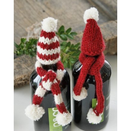 North Pole Pals by DROPS Design Julepynt Lue og Skjerf til flaske Strikkeoppskrift