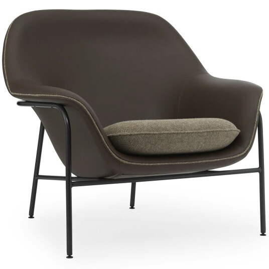 Normann Copenhagen Drape Lounge Chair Low Grey Steel Lenestol Skum Laget av skinn Laget av skinn Ramme i svart stål Brun
