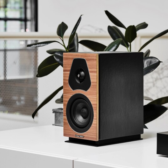 Sonus Faber Lumina I og Rega io Stereopakke med høyttalere i valnøtt