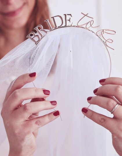 Metallisk Rosegullfarget Hårbøyle "Bride to be" med Slør Blush Hen