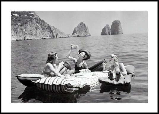 intage Summer Women Eating Pasta on a Lake Plakat Plakat / 30x40cm