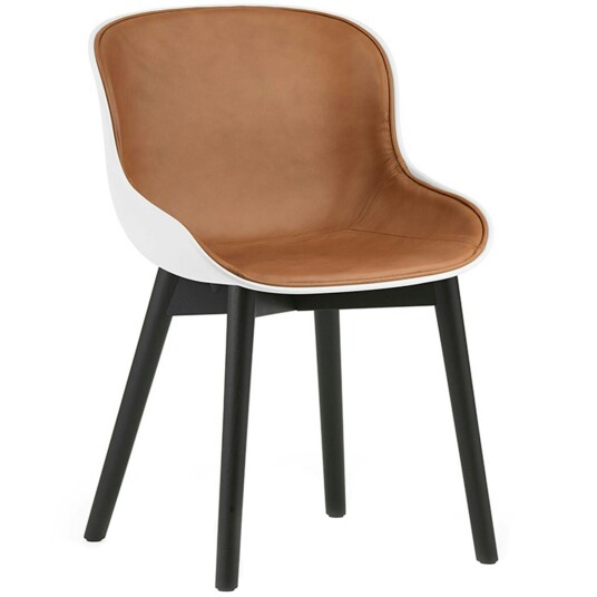 Normann Copenhagen Hyg Stol Polstret Front Brandy Skinn / Svart Eik