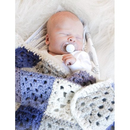 Baby Squares by DROPS Design Babyteppe Hekleoppskrift 65 74 cm