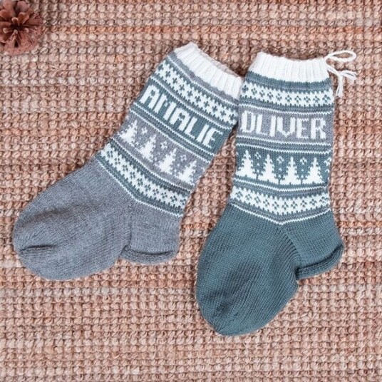 Bluum Strik Strikk Julestrømper med juletre og valgfrie navn - garnpakke i Bluum Pure Eco Baby Wool