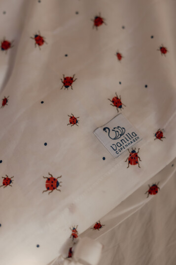 Vanilla COPENHAGEN Lady Lovebug Sengetøy Baby 70x100 cm Vanilla COPENHAGEN Lady Lovebug Sengetøy Baby 70x100 cm