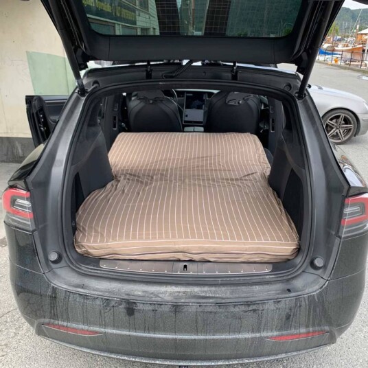 Tesla Model X Madrass 200