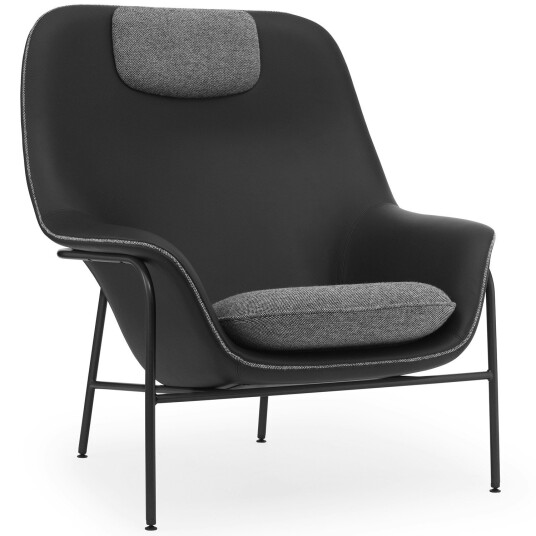 Normann Copenhagen Drape Lounge Chair High W. Headrest Oak Lenestol Skum Laget av skinn Laget av skinn Ramme i svart stål Svart
