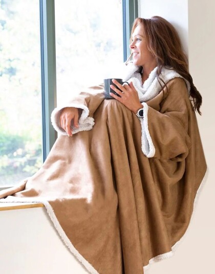Gifts Tomorrow Deluxe Snug Rug Sherpa Pledd med Ermer og Lommer i Tan Krembrun 152x214 cm
