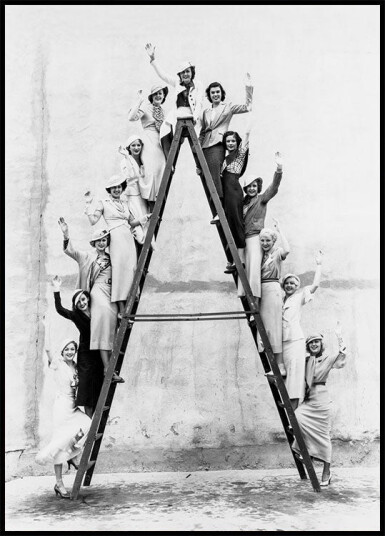 Women on Ladder Plakat Plakat / 40x50cm