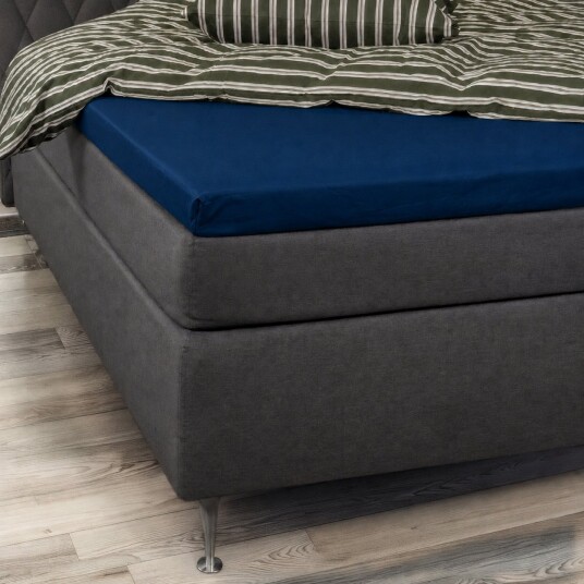 Borg Living Mykt konvoluttlaken 140x200   100% bomullssatin   8 cm i høyden   Blått laken til overmadrass   By Night satin laken